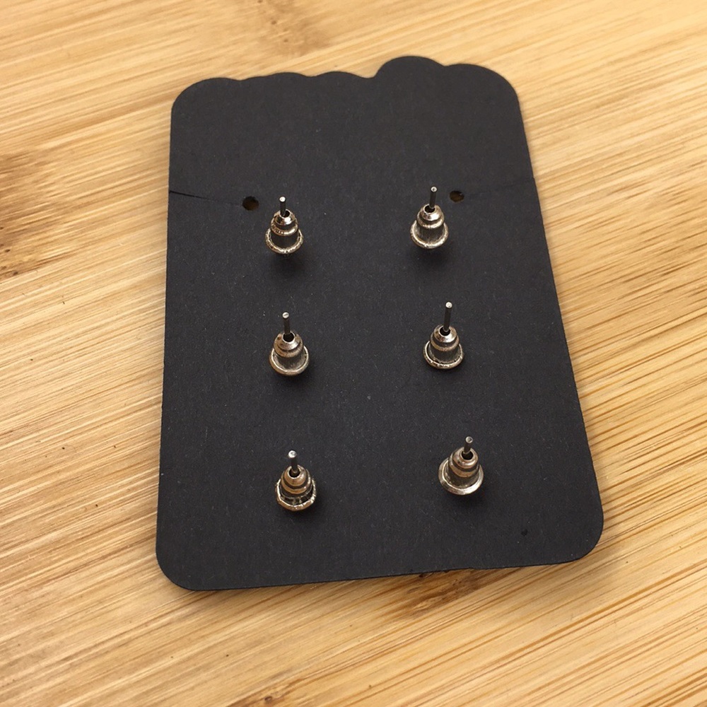 3 Pairs of Stud Earrings - Picture 5 of 7